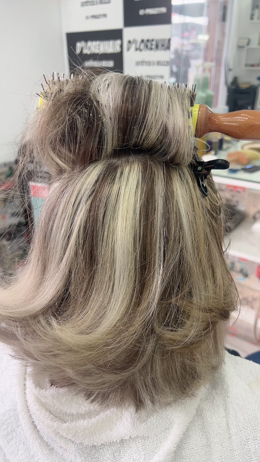 Coloração em finalização com escova, mechas grisalhas e loiras