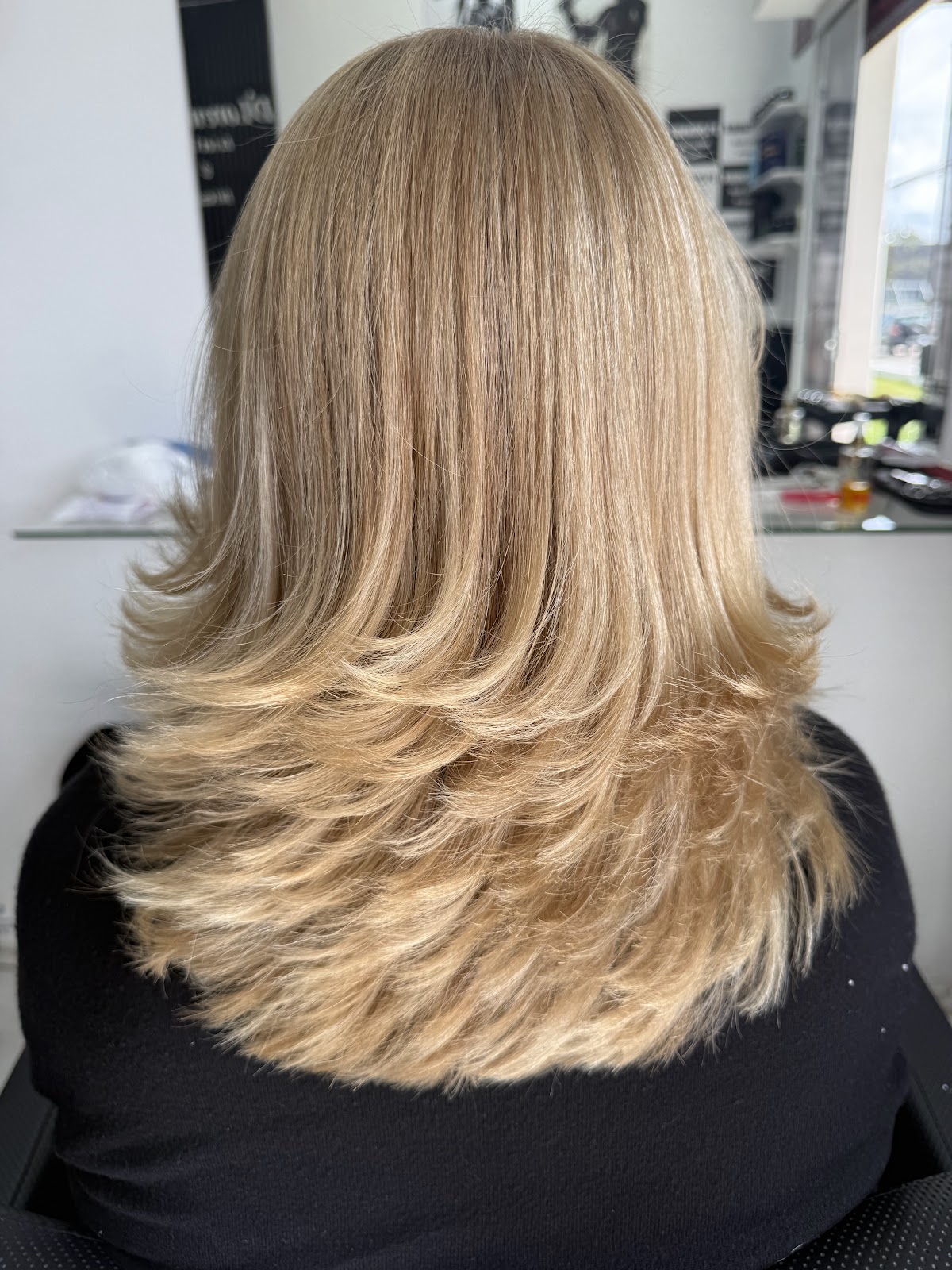 Corte em camadas finalizado, cabelo loiro